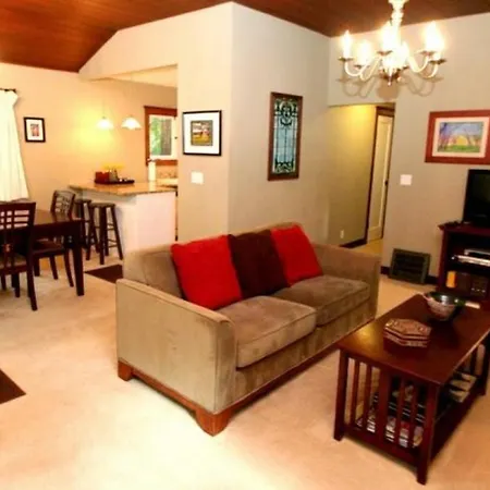 Little Red House Plus! Redwoods! Hot Tub!! Bbq Grill! Fast Wifi! Near Golf Course!! Dog Friendly!